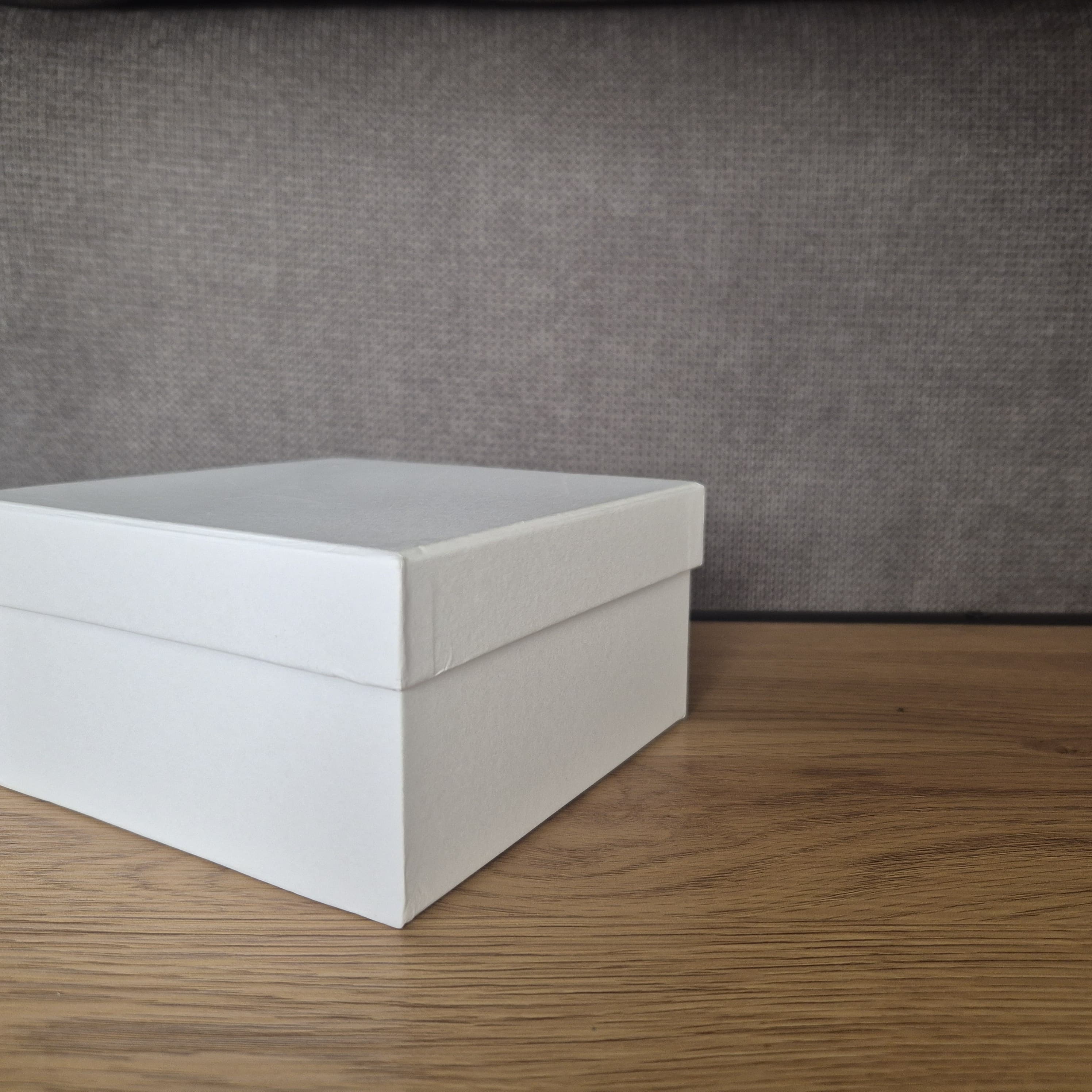 Bild eines Regals mit einer Kiste voller Gewürze